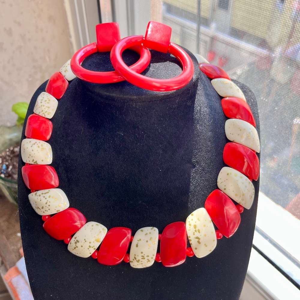 1980's Avon Color Impact Red Gold Speckled Collar Necklace - Red Plastic Jewelry
